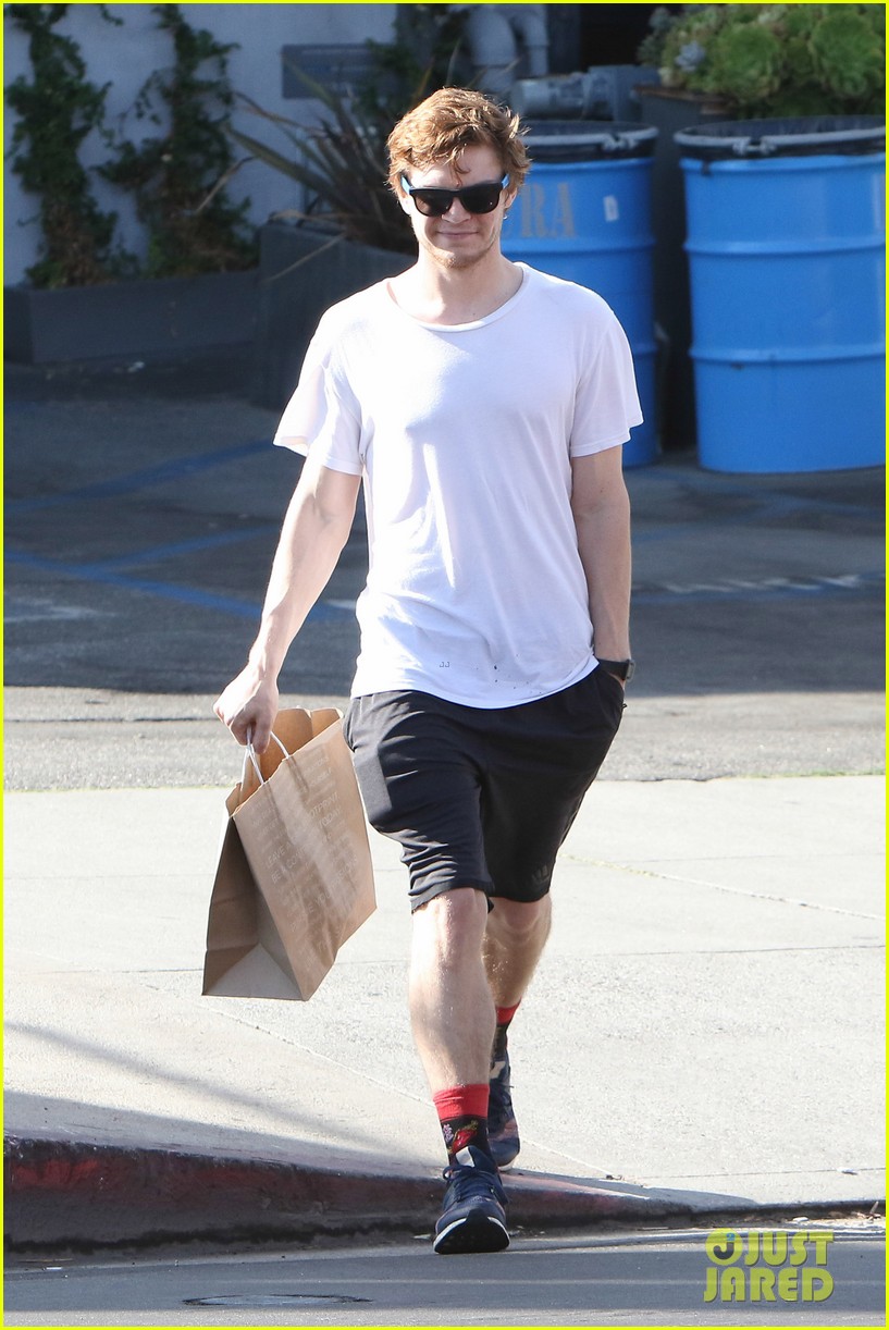 Emma Roberts Loves October Days With Evan Peters! | Photo 1041342 ...