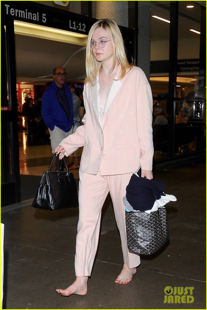 Elle Fanning Arrives at LAX Airport Without Shoes! | Photo 1039145