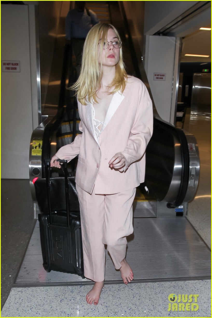 Elle Fanning Arrives at LAX Airport Without Shoes! | Photo 1039152