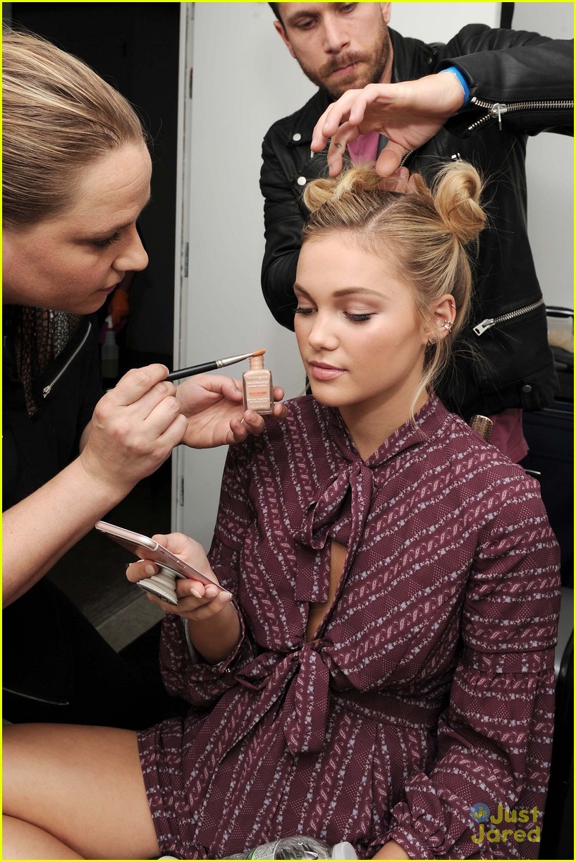 Full Sized Photo of olivia holt led face mask zits 09 Olivia Holt's