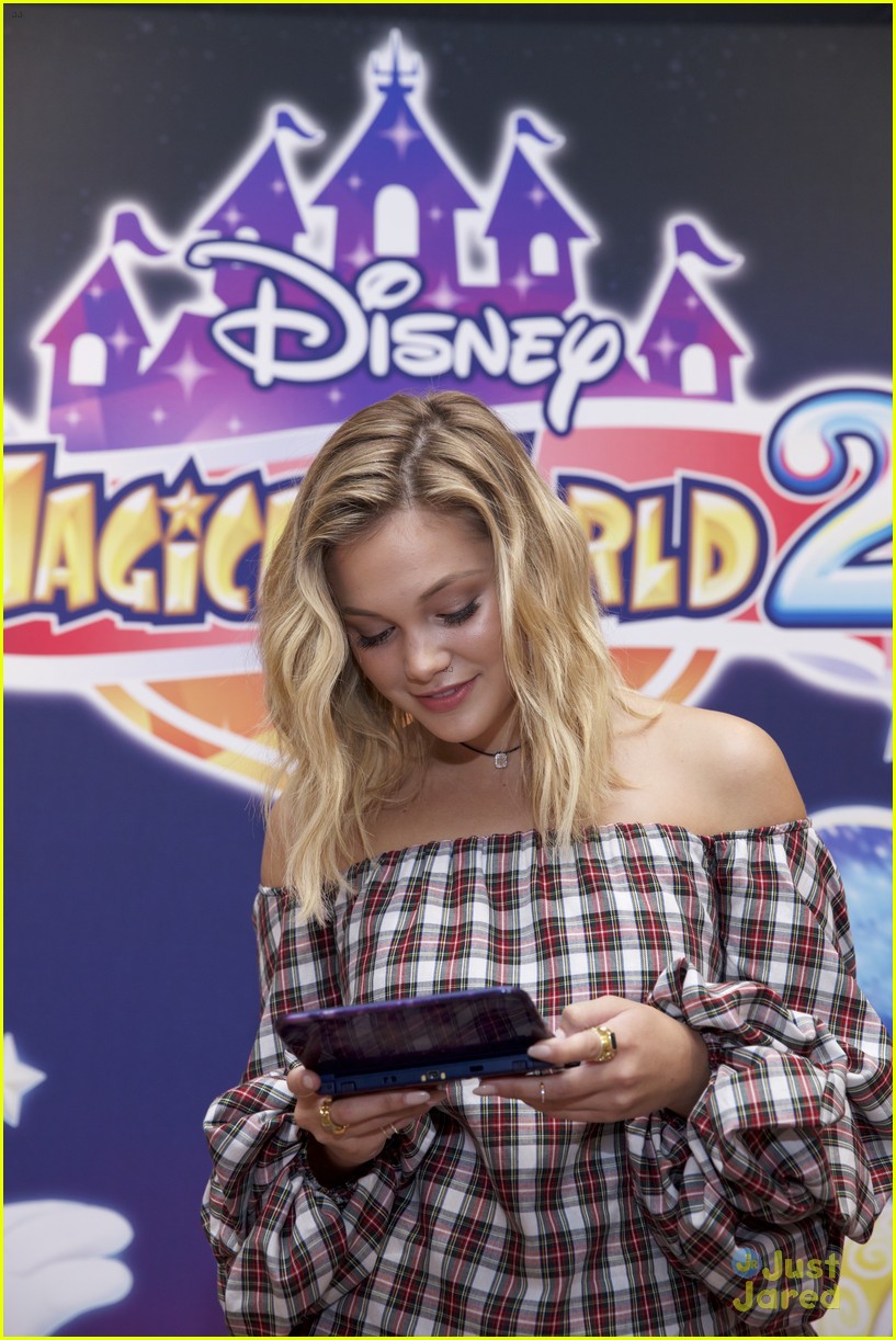 Full Sized Photo of olivia holt led face mask zits 14 | Olivia Holt's ...