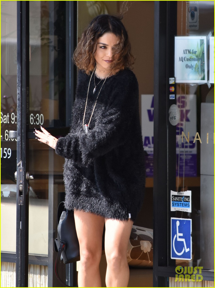 Full Sized Photo of vanessa hudgens nail salon stop 02 | Vanessa