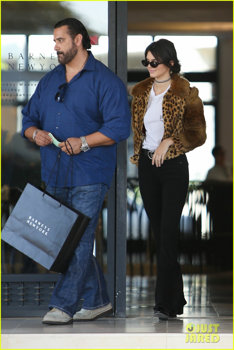Kendall Jenner Goes Shopping with a Bodyguard | Photo 1038476 - Photo ...