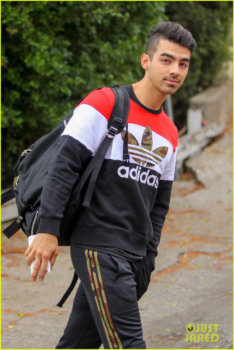 Joe Jonas' Reddit AMA Was His Most Revealing Interview Ever! Photo