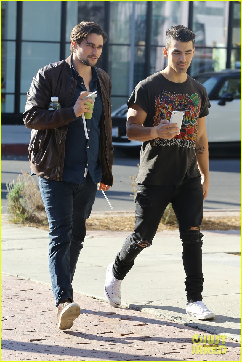 Joe Jonas' Reddit AMA Was His Most Revealing Interview Ever! Photo