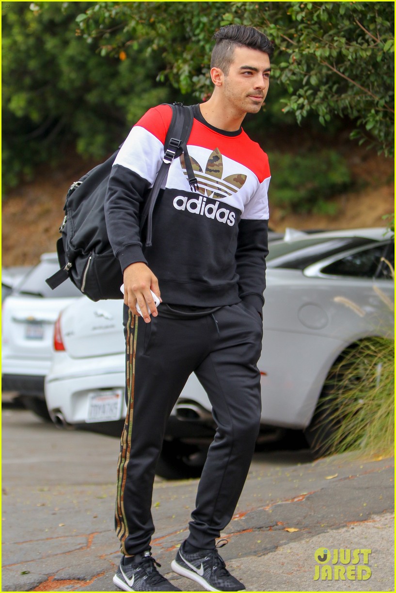 Joe Jonas' Reddit AMA Was His Most Revealing Interview Ever! Photo