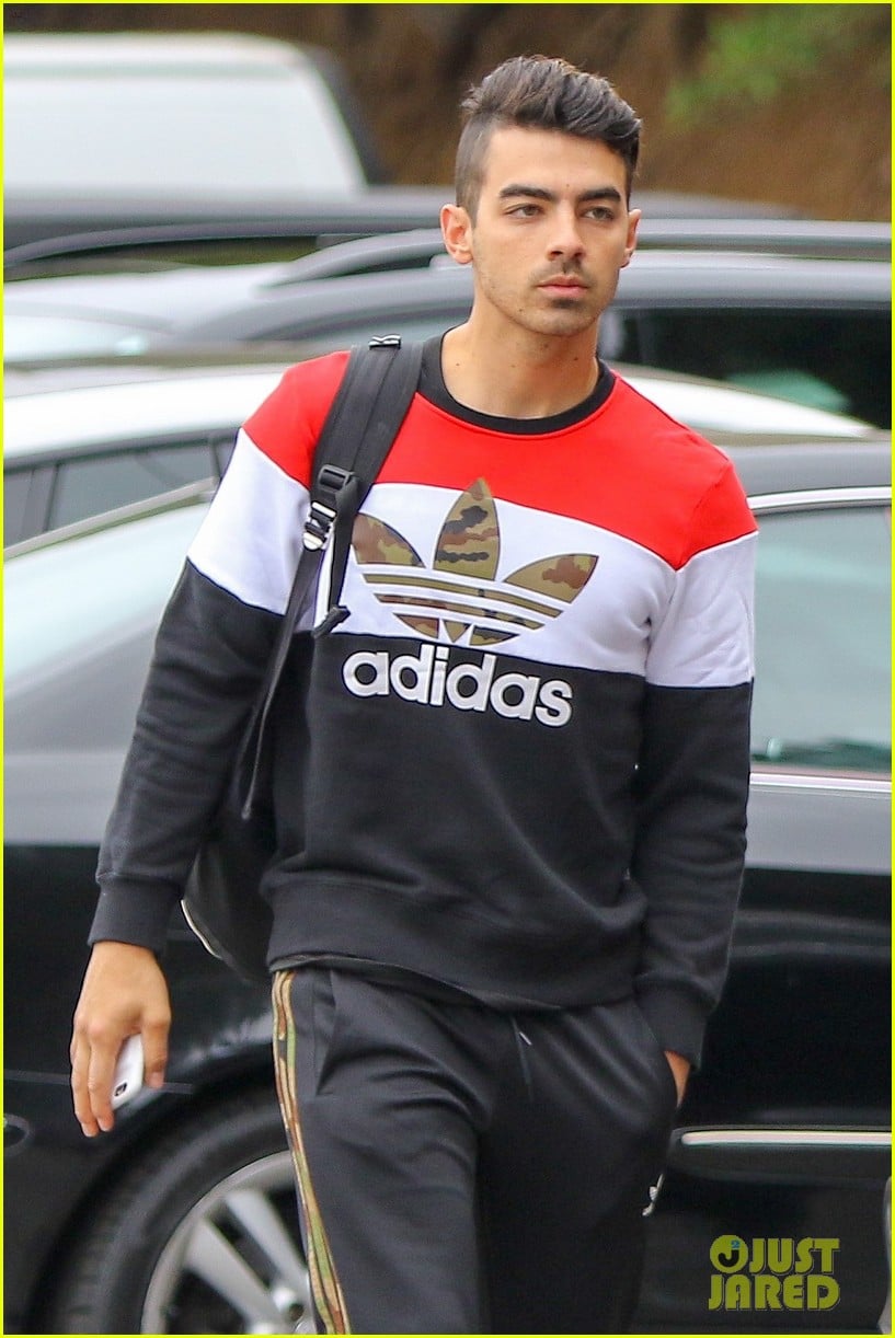 Joe Jonas' Reddit AMA Was His Most Revealing Interview Ever! Photo