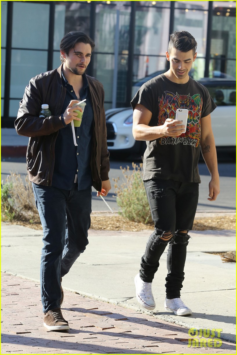 Joe Jonas' Reddit AMA Was His Most Revealing Interview Ever! Photo