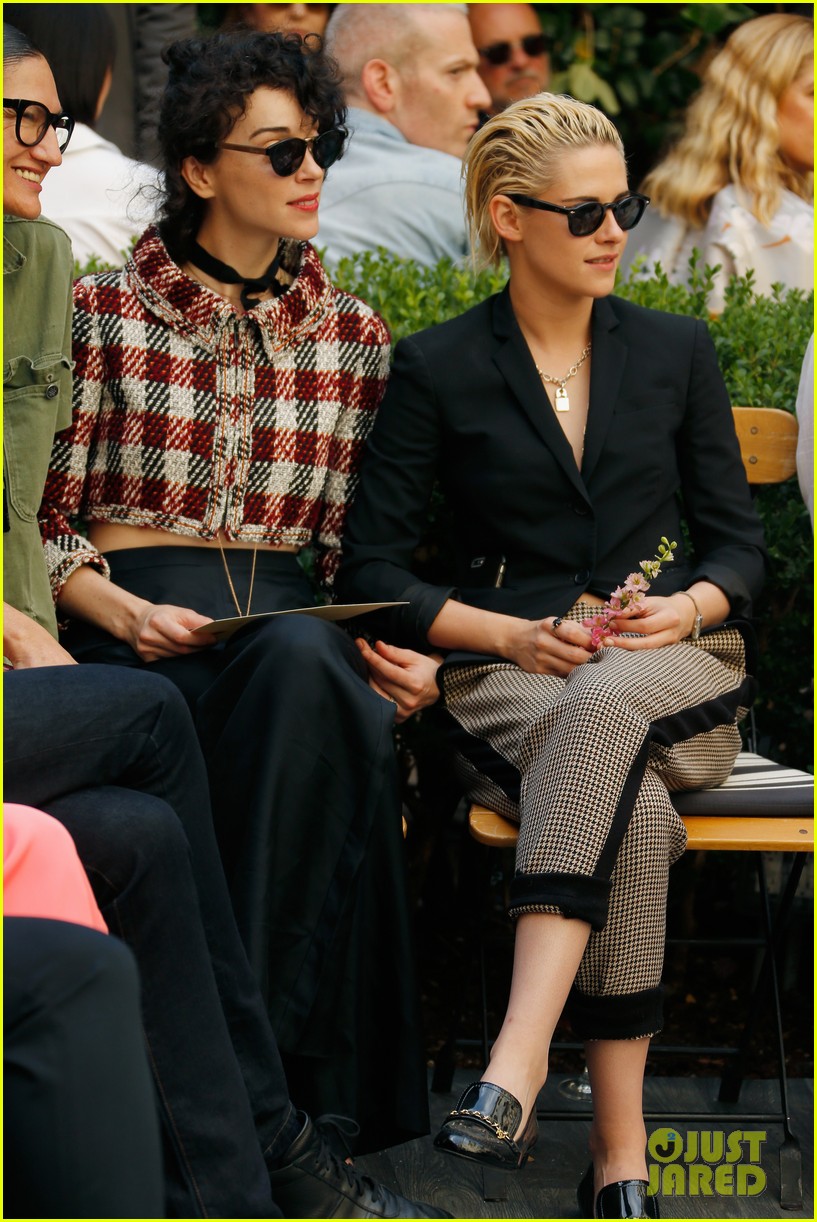 kristen stewart st vincent step out at cfda vogue event together 02