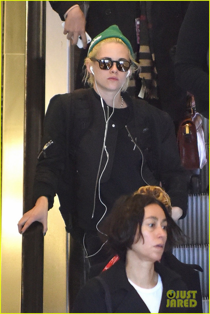 Kristen Stewart Says Being a Workaholic Has Served Her Well Photo(02)