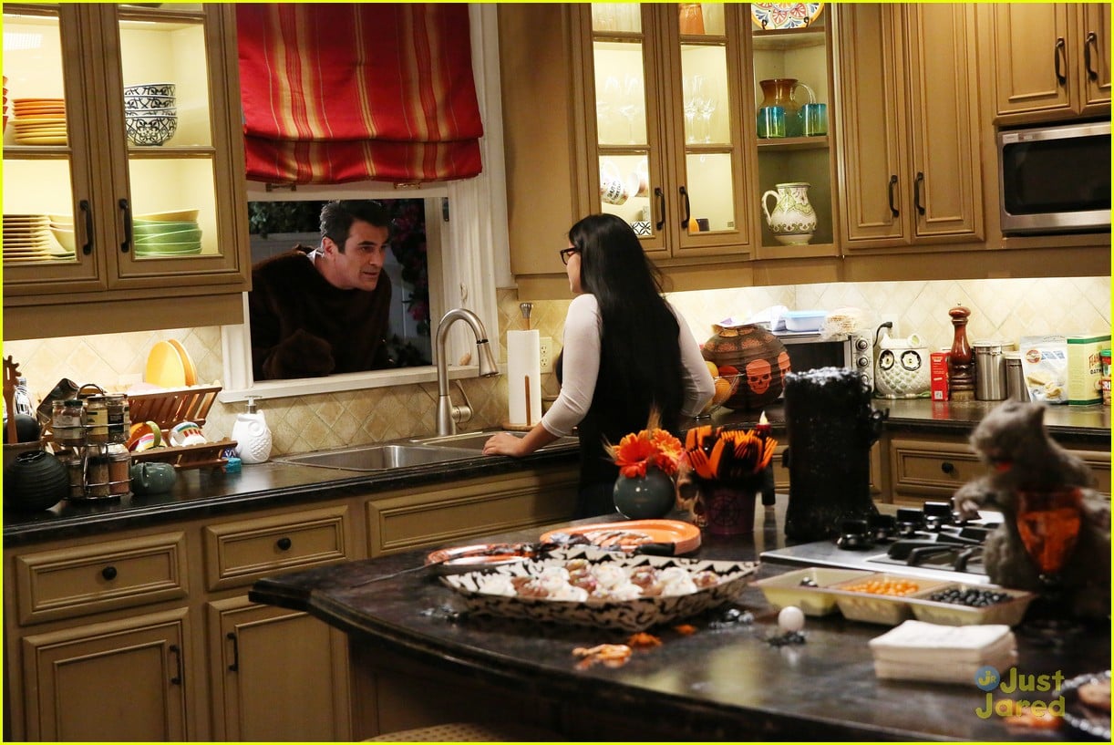 Full Sized Photo of lily luke halloween costumes modern family tonight ...