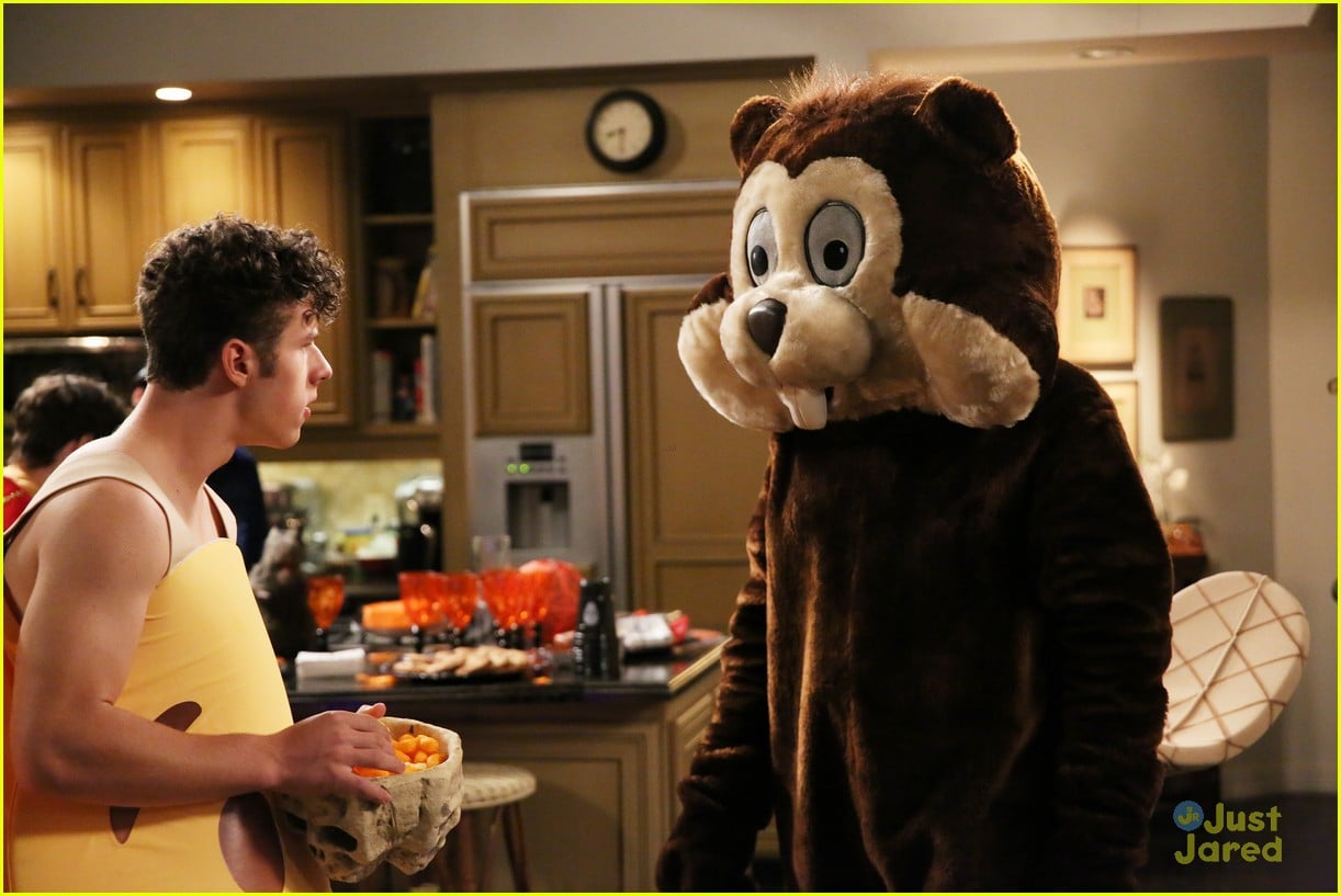 Full Sized Photo of lily luke halloween costumes modern family tonight