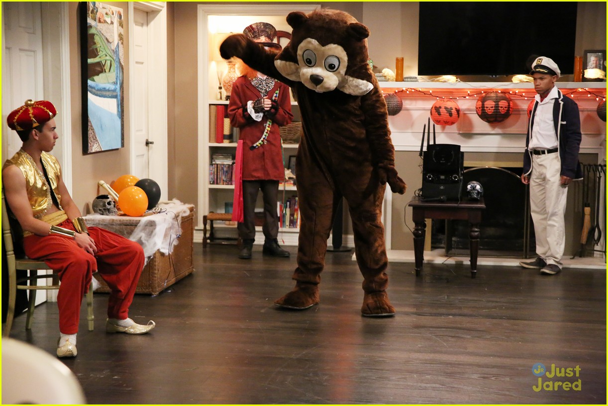 Full Sized Photo of lily luke halloween costumes modern family tonight