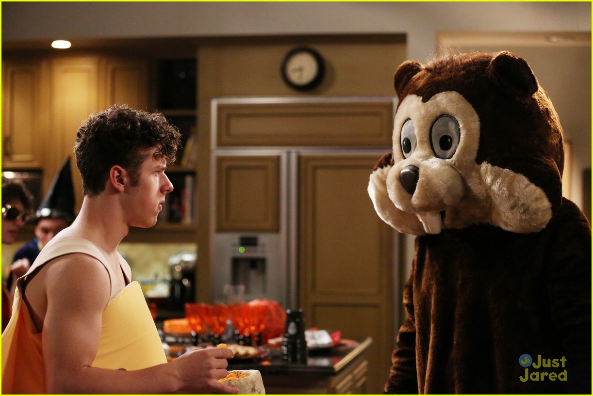 Full Sized Photo of lily luke halloween costumes modern family tonight