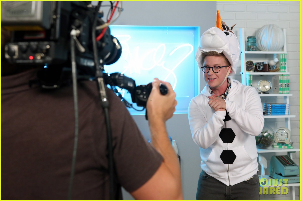 Full Sized Photo of tyler oakley interviews frozen cast 03 Tyler
