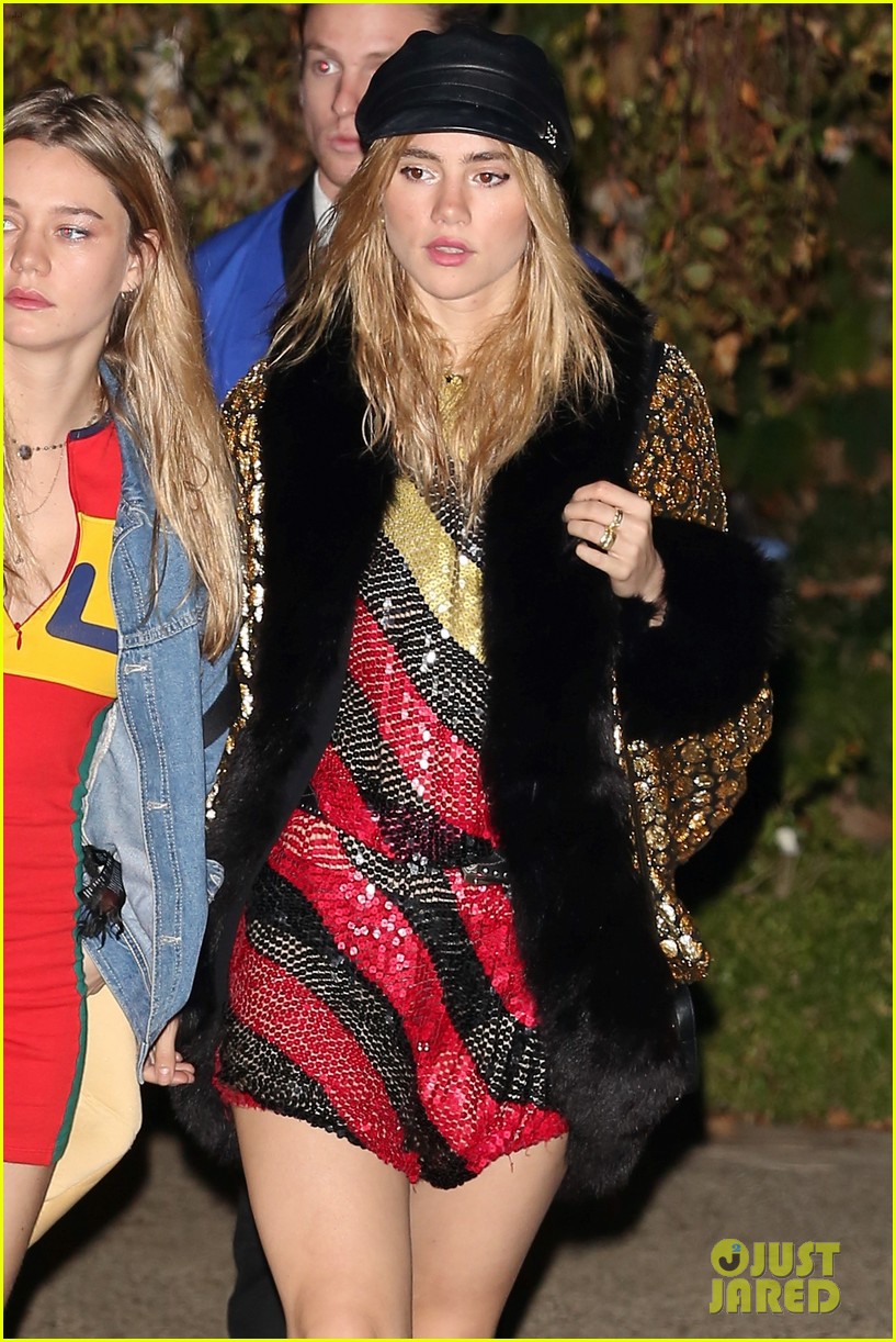 Full Sized Photo of nicola peltz suki waterhouse halloween party 07