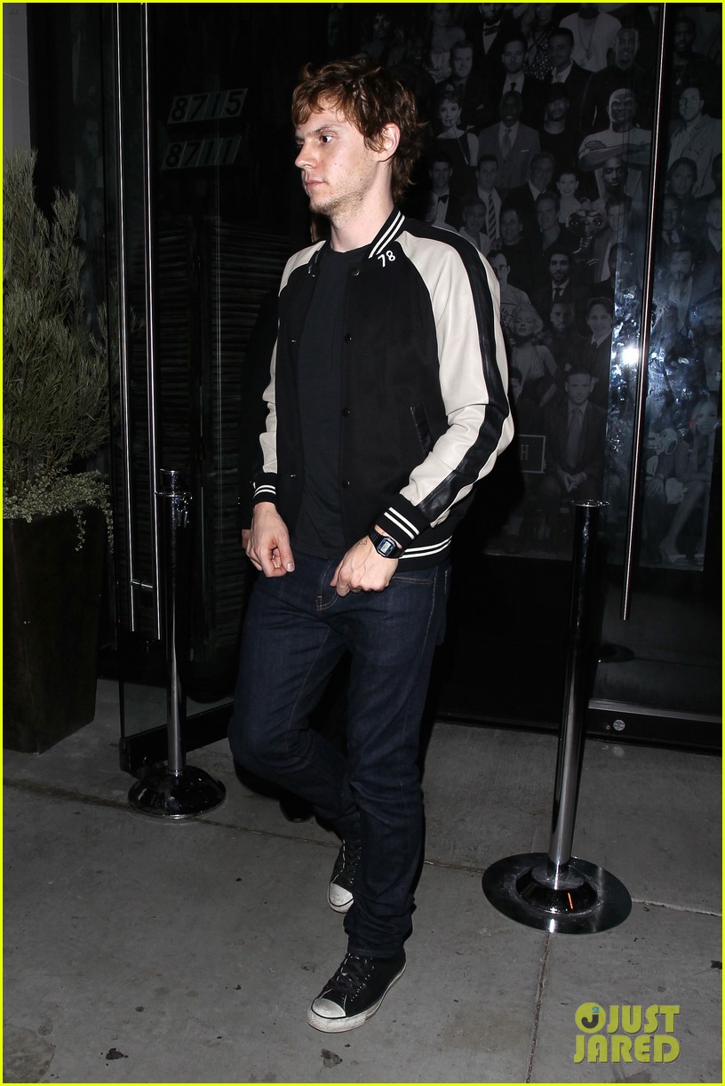 Full Sized Photo of emma roberts evan peters grab dinner at catch 09