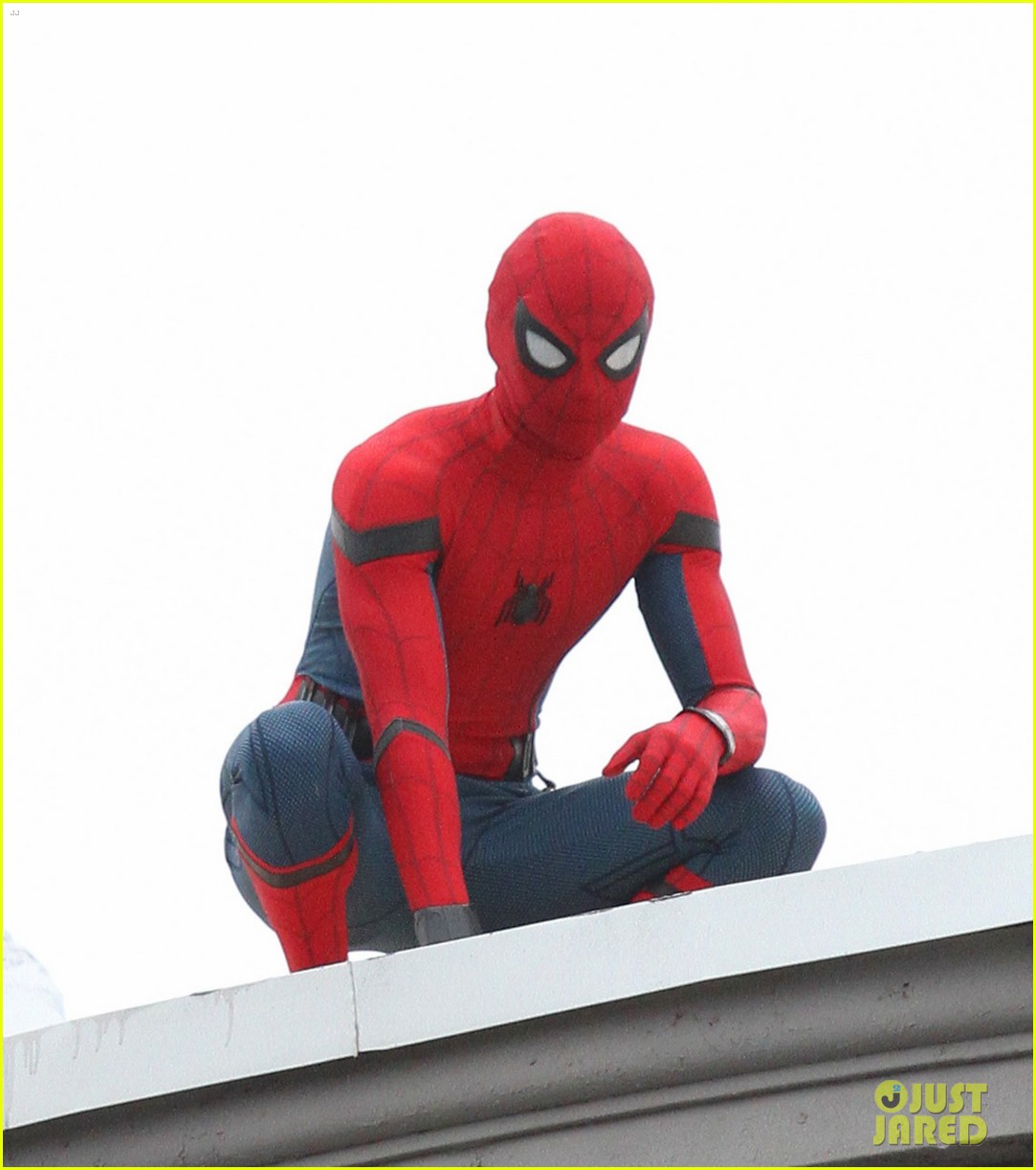 Tom Holland Flips the Cameras on the Paparazzi! | Photo 1033374 - Photo