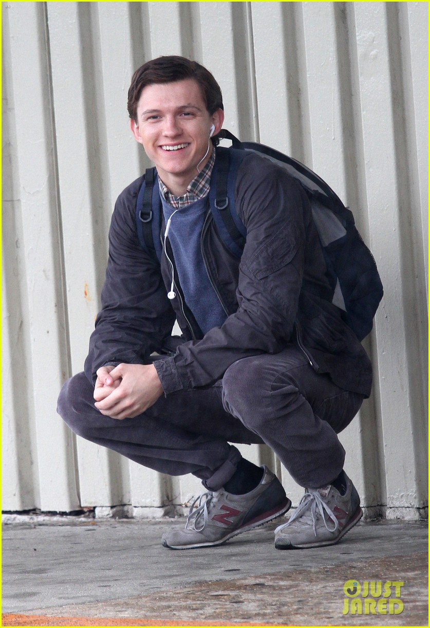 Tom Holland Flips the Cameras on the Paparazzi! | Photo 1033375 - Photo