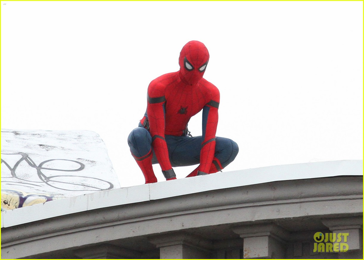 Tom Holland Flips the Cameras on the Paparazzi! | Photo 1033378 - Photo