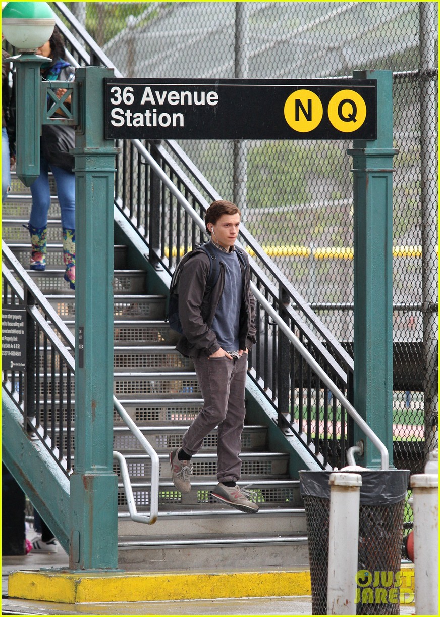 Tom Holland Flips the Cameras on the Paparazzi! | Photo 1033380 - Photo