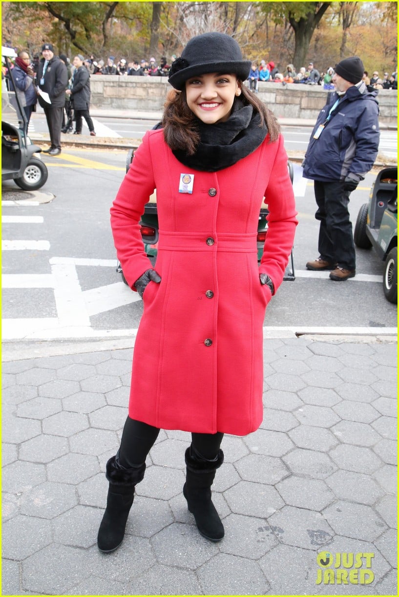 kelsea ballerini laurie hernandez thanksgiving day parade 01