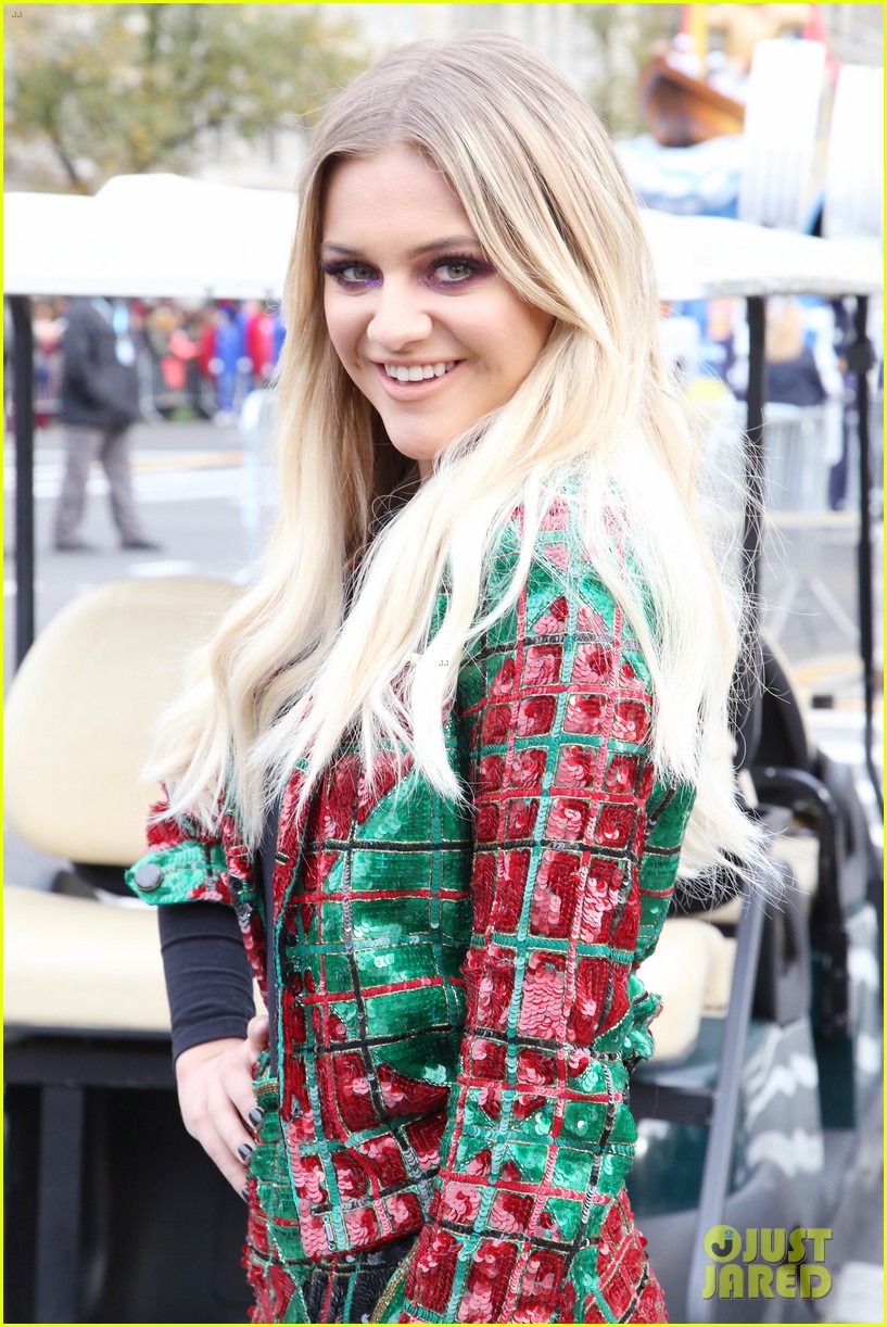 kelsea ballerini laurie hernandez thanksgiving day parade 02