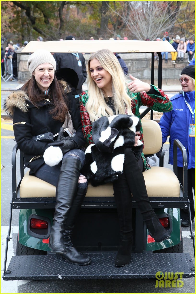 kelsea ballerini laurie hernandez thanksgiving day parade 03