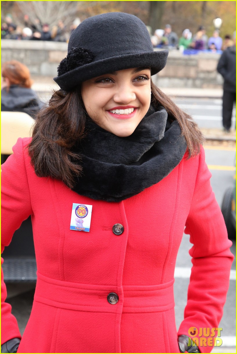 kelsea ballerini laurie hernandez thanksgiving day parade 04