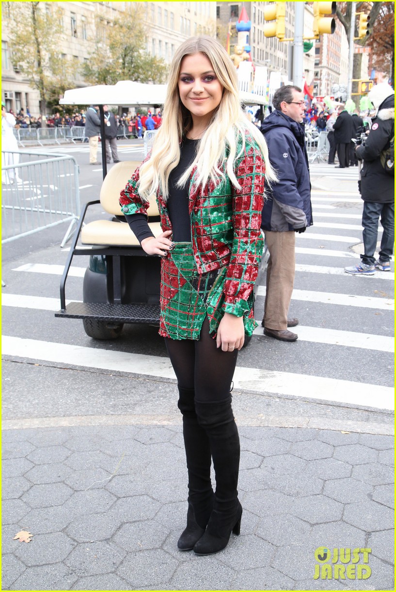 kelsea ballerini laurie hernandez thanksgiving day parade 05