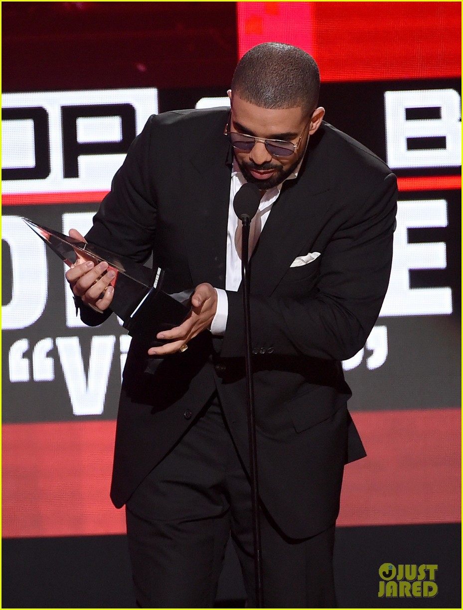 nina dobrev drake reunion american music awards 2016 15