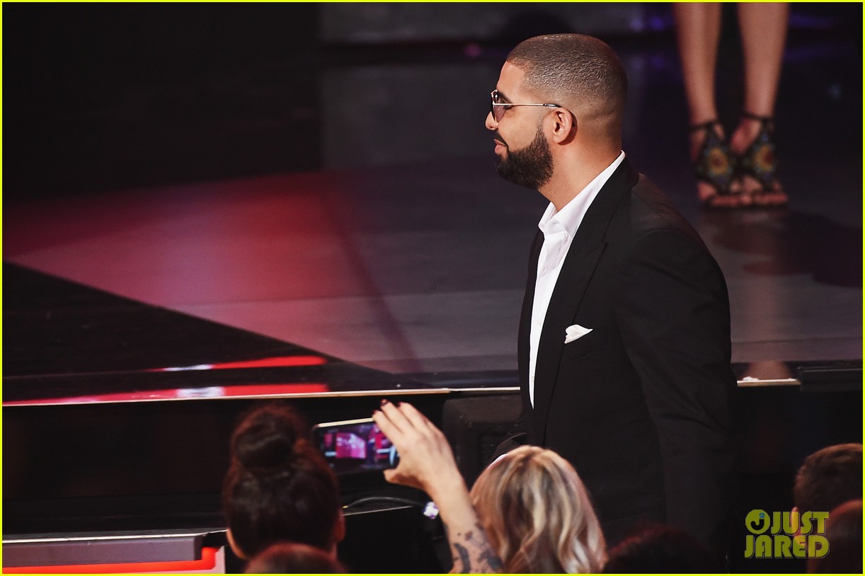 nina dobrev drake reunion american music awards 2016 22