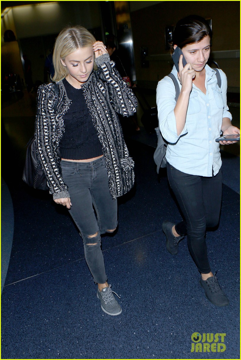 Full Sized Photo of julianne hough flies into lax airport 02 | Julianne