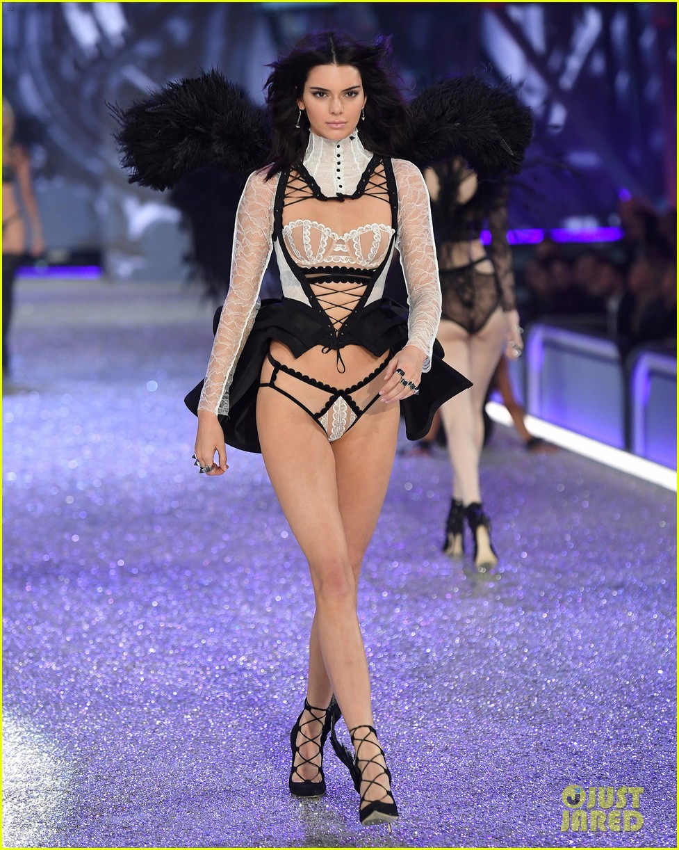 Kendall Jenner Goes Tropical Sexy For Victoria S Secret Fashion Show Photo 1054136 Photo
