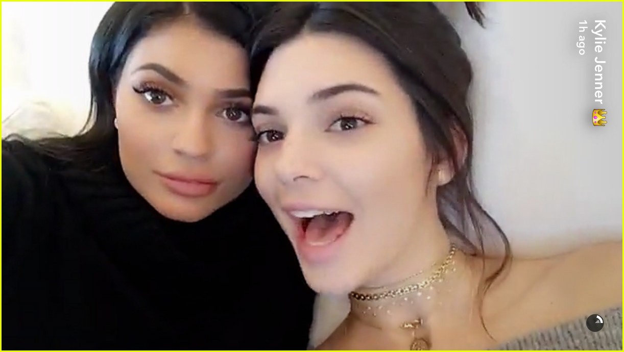 Kylie Jenner Hosts Thanksgiving Dinner at Her House! | Photo 1052857 ...