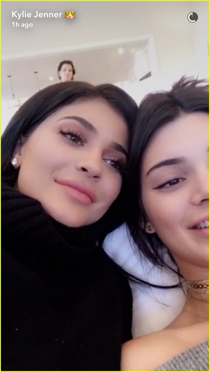 Kylie Jenner Hosts Thanksgiving Dinner at Her House! | Photo 1052863 ...