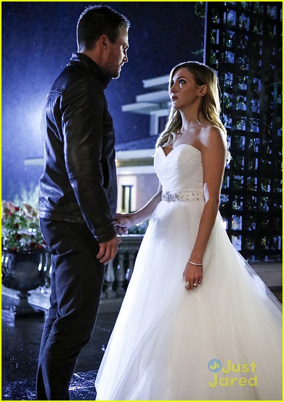 Do Katie Cassidy And Stephen Amell Get Married On Arrows 100th Episode Tonight Photo 1053948 