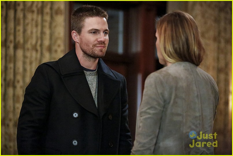 Do Katie Cassidy And Stephen Amell Get Married On Arrows 100th Episode Tonight Photo 1053950