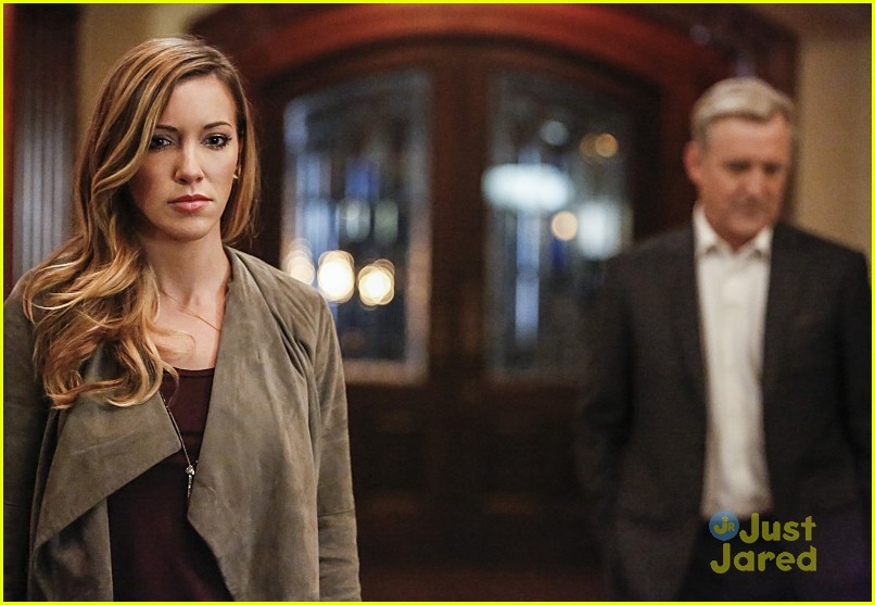 katie cassidy returns arrow wedding tonight pics 10