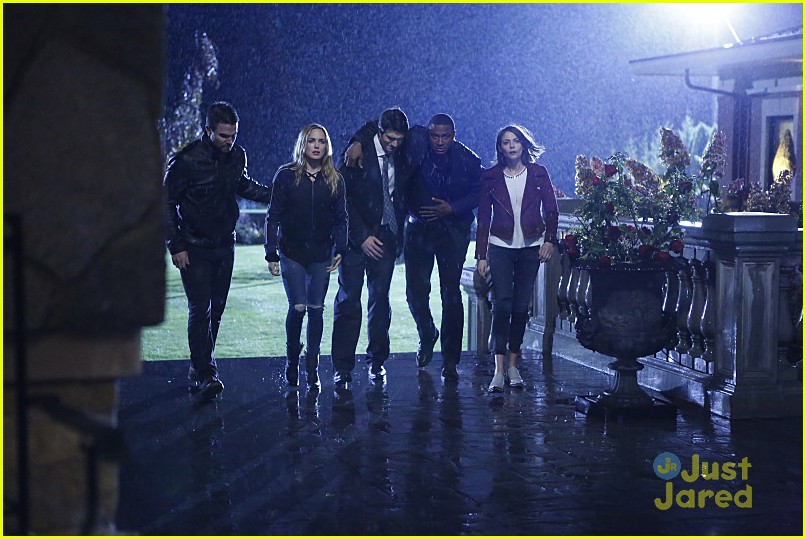 katie cassidy returns arrow wedding tonight pics 12