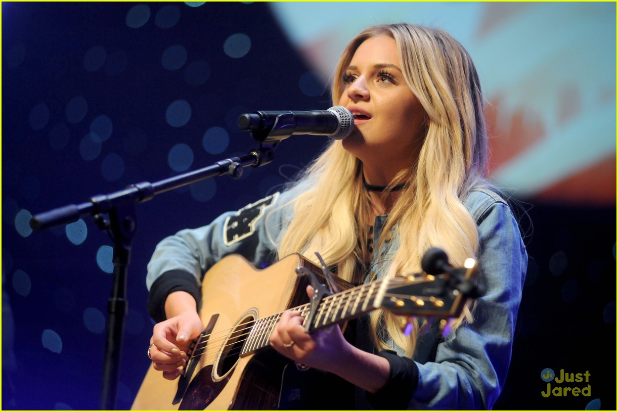 Kelsea Ballerini Honors Veterans at CBS Radio's 'Stars and Strings