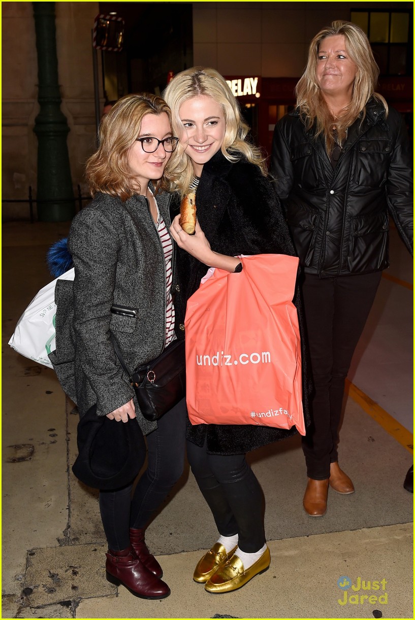 Full Sized Photo of pixie lott voice kids france arrival no ring 13