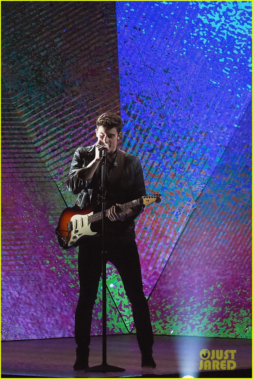 VIDEO Shawn Mendes Wows With 'Treat You Better' & 'Mercy' Medley at