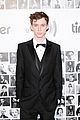 troye sivan celebrates lgbtq squality at tinder and glaad event 01