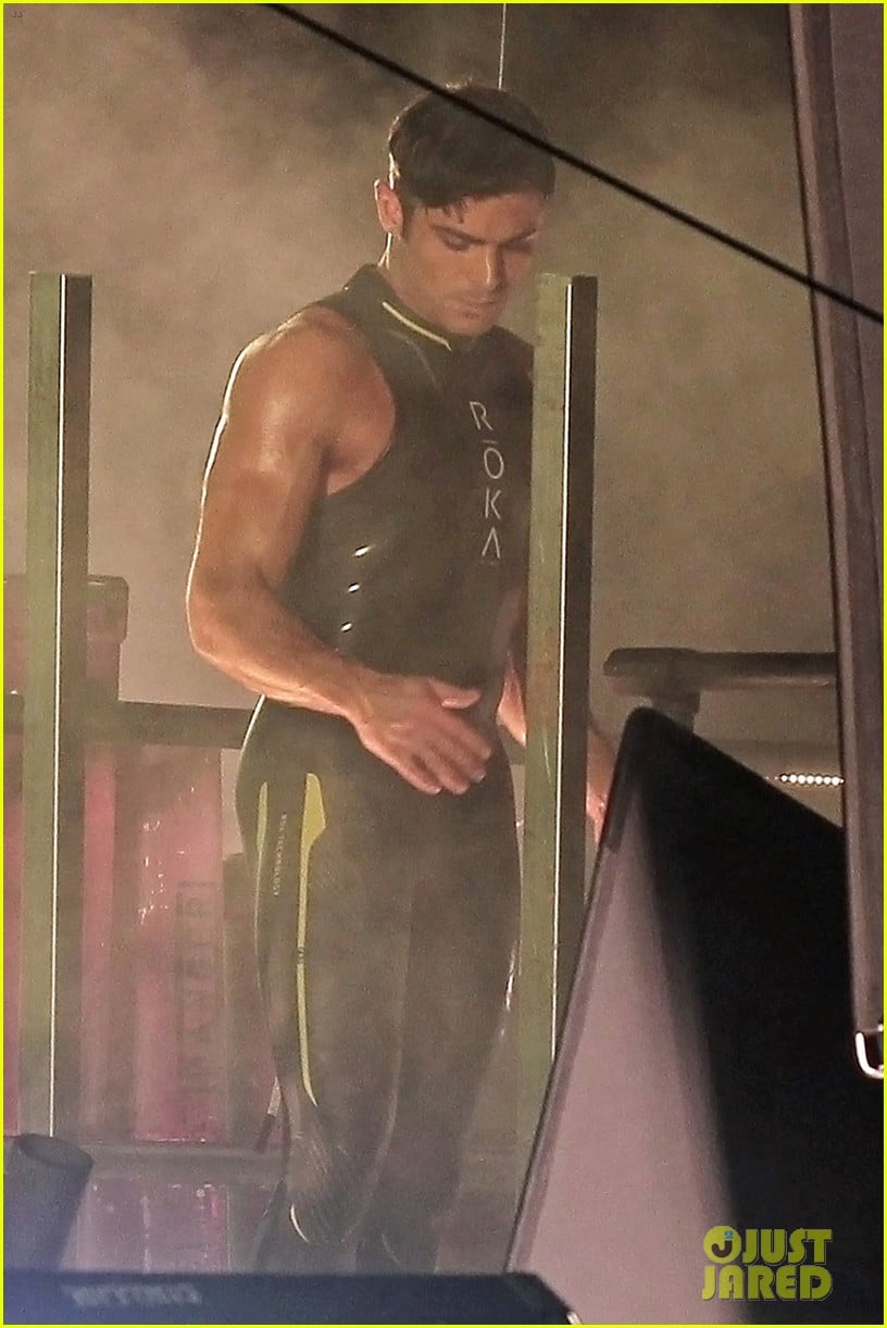 zac efron shows some muscle during baywatch re shoots 03