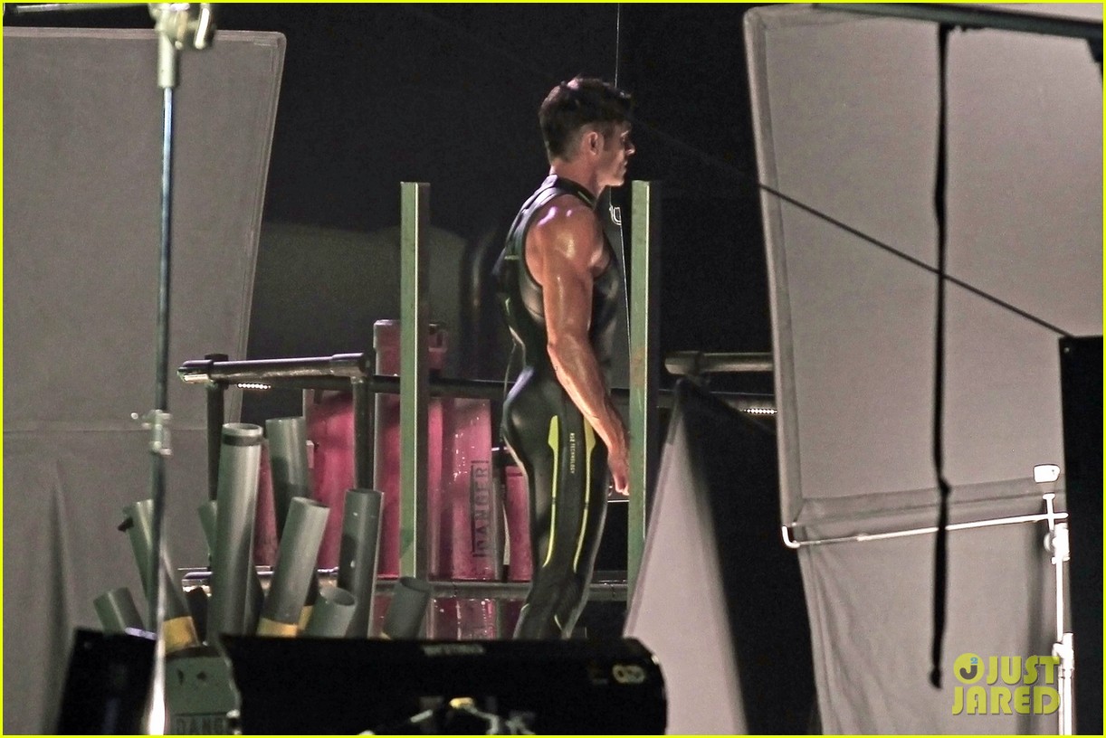 zac efron shows some muscle during baywatch re shoots 04