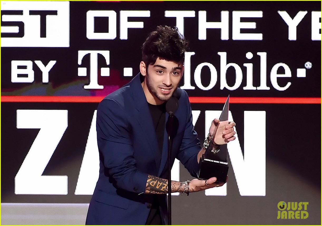 Zayn Malik Takes Home New Artist Of The Year Award At Amas 2016 Throws Shade At One Direction 