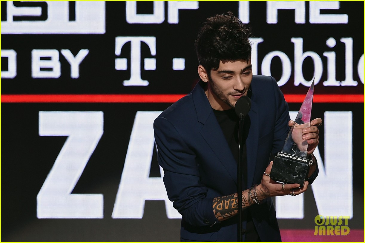 Zayn Malik Takes Home New Artist Of The Year Award At Amas 2016 Throws Shade At One Direction