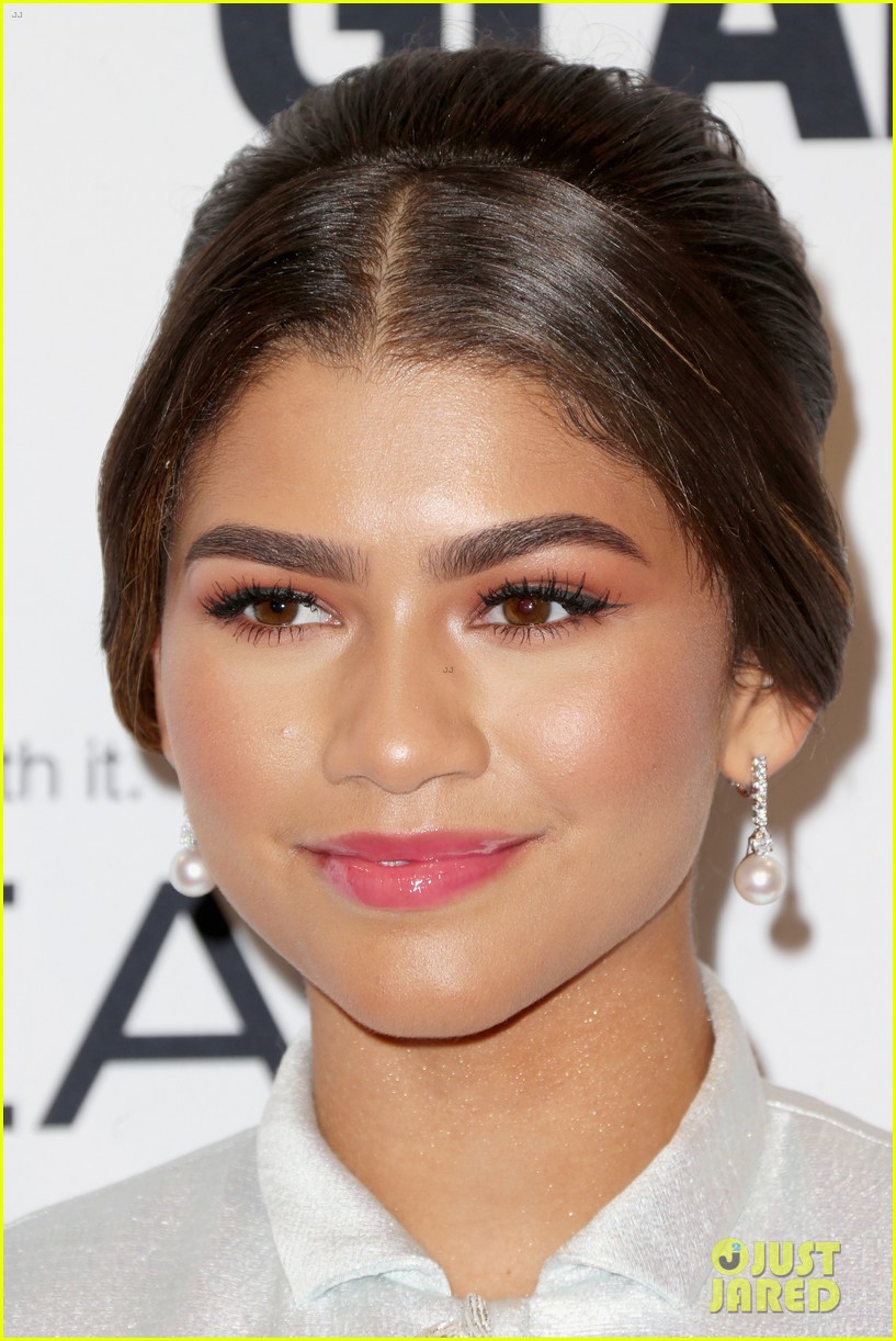 Full Sized Photo of zendaya honored at glamour women of the year awards ...