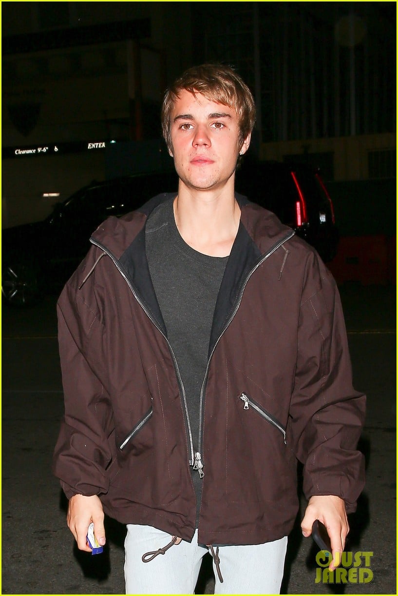 Justin Bieber Goes Comfy Casual for Dinner in Beverly Hills | Photo ...